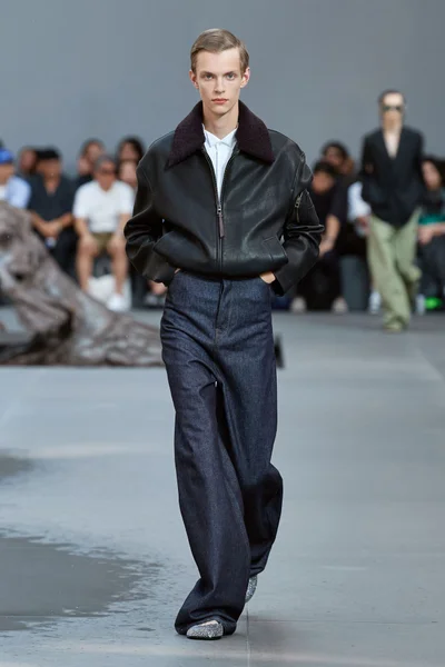 Look 50